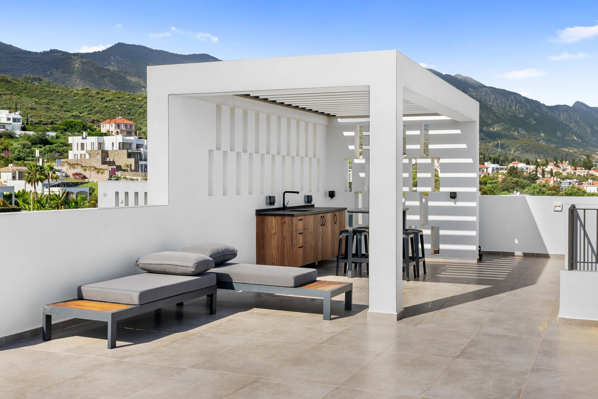 Rooftop pergola with outdoor bar